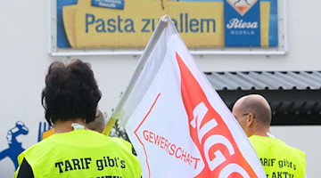 Mitarbeiter der Teigwaren Riesa GmbH stehen während eines Streiks vor dem Werk. / Foto: Robert Michael/dpa-Zentralbild/dpa/Archiv