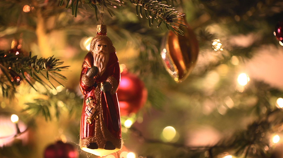 Weihnachtsschmuck hängt an einem Tannenbaum. / Foto: Karl-Josef Hildenbrand/dpa/Symbolbild