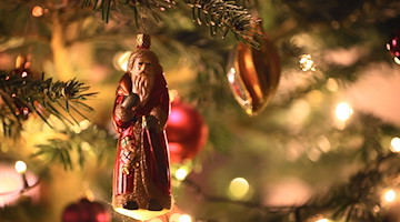 Weihnachtsschmuck hängt an einem Tannenbaum. / Foto: Karl-Josef Hildenbrand/dpa/Symbolbild