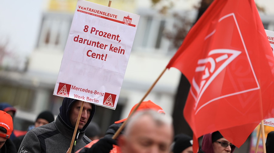 Warnstreik der Beschäftigten vor dem Mercedes-Benz Werk Berlin. / Foto: Gerald Matzka/dpa