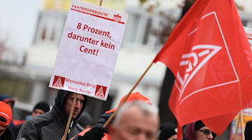 Warnstreik der Beschäftigten vor dem Mercedes-Benz Werk Berlin. / Foto: Gerald Matzka/dpa