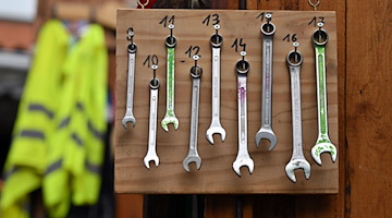 Schraubenschlüssel hängen einer Werkstatt. / Foto: Martin Schutt/dpa/Symbolbild