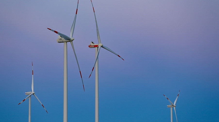Blick auf einen Windenergiepark bei Jacobsdorf zur Abenddämmerung. / Foto: Patrick Pleul/dpa/ZB