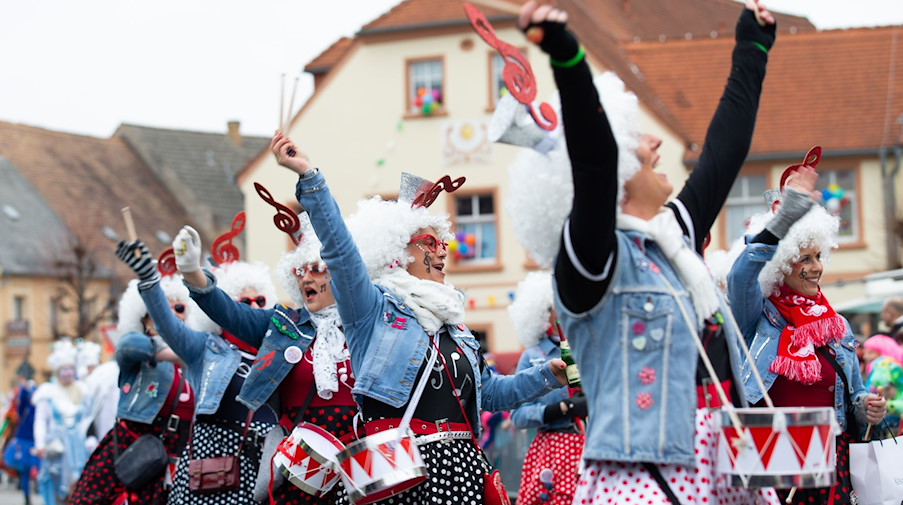 Karnevalistinnen ziehen durch die Innenstadt. / Foto: Daniel Schäfer/dpa/Symbolbild