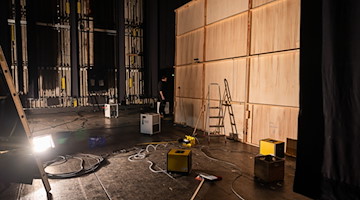 Wassertrockner stehen nach ersten Aufräumarbeiten auf der Bühne des Gerhart-Hauptmann-Theaters. / Foto: Paul Glaser/dpa/Archivbild