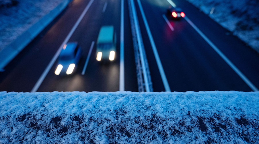 Frost liegt auf einem Brückengeländer. / Foto: Marijan Murat/dpa/Symbolbild