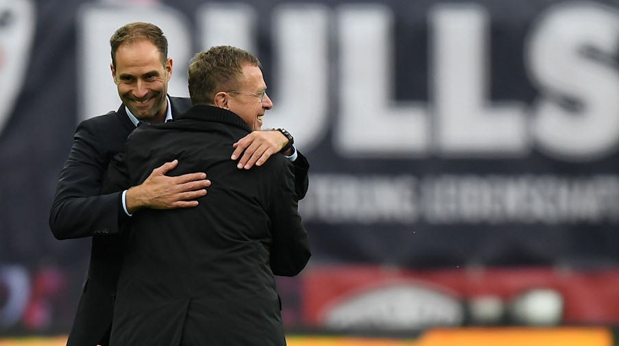 RB Leipzig Sportdirektor Ralf Rangnick (r) und RB Geschäftsführer Oliver Mintzlaff umarmen sich. / Foto: Hendrik Schmidt/dpa/Archiv
