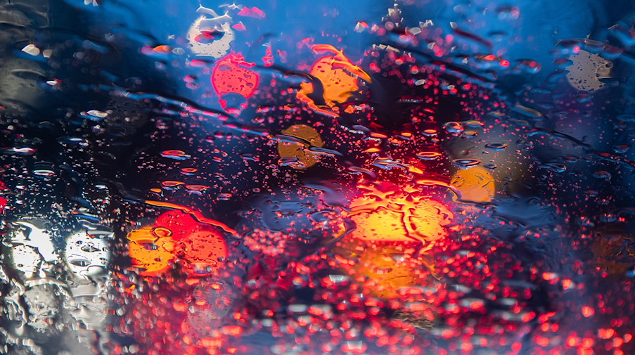 Regentropfen sind auf einer Autoscheibe zu sehen. / Foto: Robert Michael/dpa-Zentralbild/ZB/Symbolbild