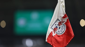 Eine Feld Ecke Fahne mit dem Logo vom RB Leipzig ist zu sehen. / Foto: Jan Woitas/dpa-Zentralbild/dpa/Archivbild