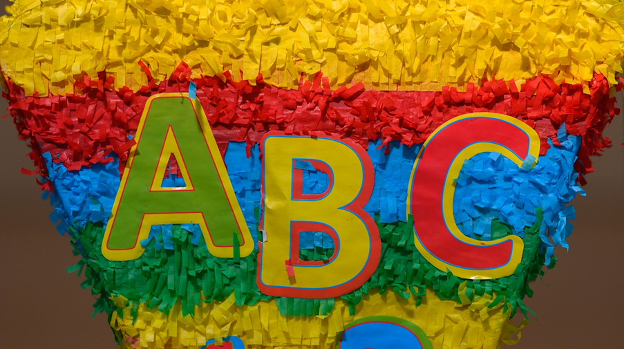 Eine Zuckertüte mit Aufschrift "ABC" steht bei der Schuleingangsfeier als Dekoration in einer Turnhalle. / Foto: Robert Michael/dpa-Zentralbild/dpa