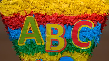 Eine Zuckertüte mit Aufschrift "ABC" steht bei der Schuleingangsfeier als Dekoration in einer Turnhalle. / Foto: Robert Michael/dpa-Zentralbild/dpa