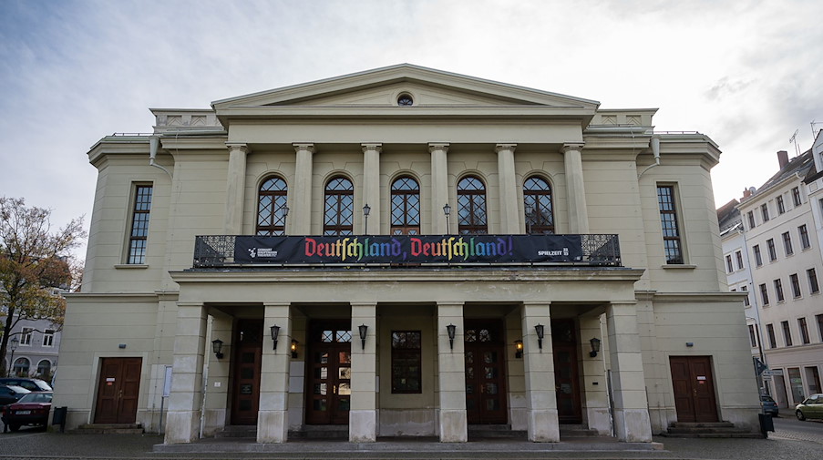 Das Gerhart-Hauptmann-Theater am Demianiplatz. / Foto: Paul Glaser/dpa/Archivbild