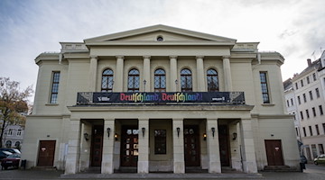 Das Gerhart-Hauptmann-Theater am Demianiplatz. / Foto: Paul Glaser/dpa/Archivbild