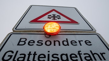 Ein Straßenschild warnt mit einer Blinkleuchte vor Glatteis. / Foto: Stefan Puchner/dpa/Symbolbild