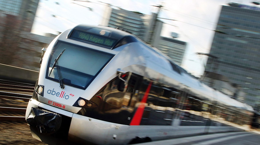 Ein Zug des Bahnunternehmens Abellio fährt aus einem Hauptbahnhof. / Foto: picture alliance / dpa/Symbolbild