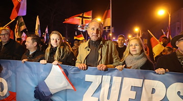 Björn Höcke (AfD) mit Demonstranten auf einer Demo. / Foto: Bodo Schackow/dpa/Archivbild