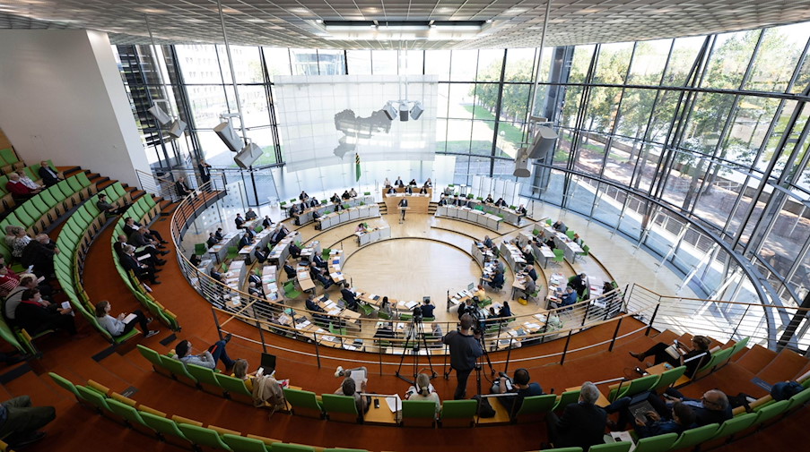 Die Abgeordneten sitzen im Plenum auf ihren Plätzen. / Foto: Sebastian Kahnert/dpa
