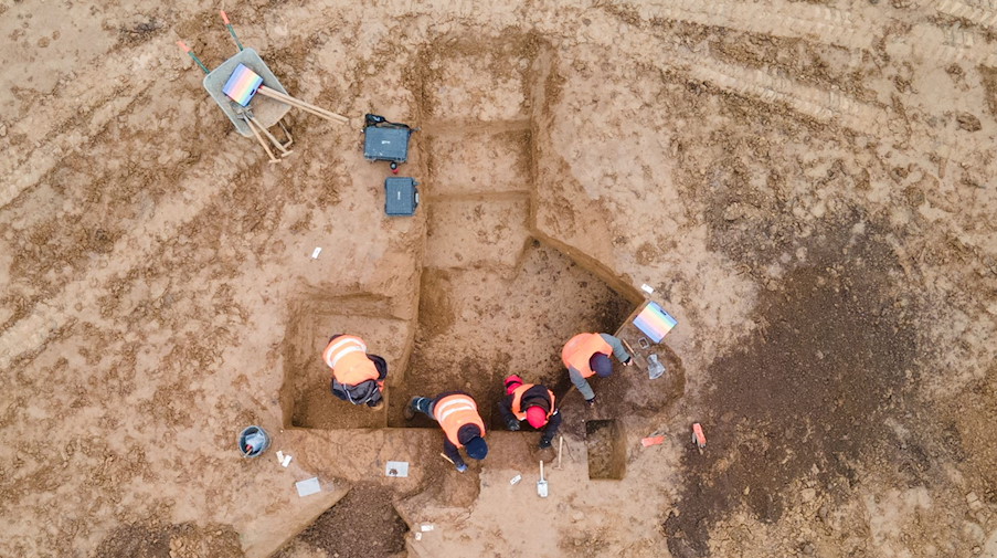 Mitarbeiter des Landesamt für Archäologie Sachsen bei Ausgrabungen. / Foto: Sebastian Kahnert/dpa