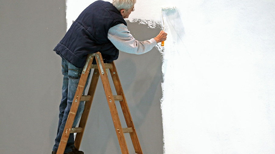 Ein Rentner streicht eine Wand. / Foto: Jan Woitas/dpa-Zentralbild/dpa/Symbolbild