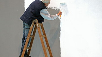 Ein Rentner streicht eine Wand. / Foto: Jan Woitas/dpa-Zentralbild/dpa/Symbolbild