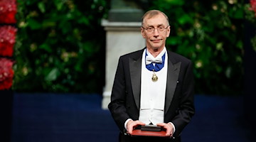 Der Evolutionsforscher Svante Pääbo und weitere diesjährige Preisträger sind mit den Nobelpreisen ausgezeichnet worden. / Foto: Christine Olsson/TT NEWS AGENCY/AP/dpa