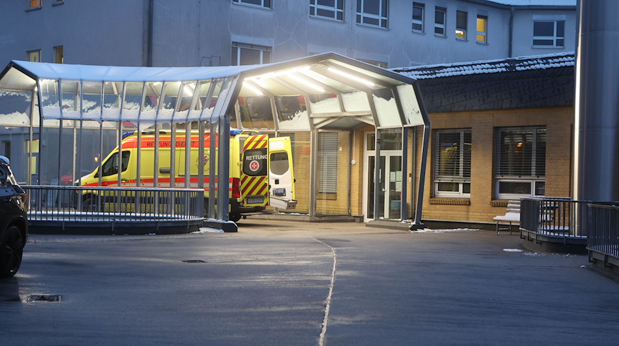 Ein Rettungswagen vor der Notaufnahme des Krankenhauses, welches zum Heinrich Braun Klinikum gehört. / Foto: Bodo Schackow/dpa