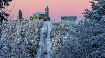 Das Fichtelberghaus (M), die Station des Deutschen Wetterdienstes (l) und die Seilbahn-Station. / Foto: Jan Woitas/dpa-Zentralbild/dpa/Archivbild