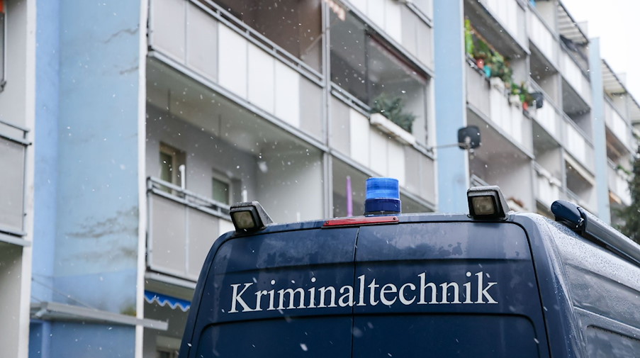 Ein Fahrzeug der Kriminalpolizei steht im Stadtteil Prohlis. / Foto: Jan Woitas/dpa