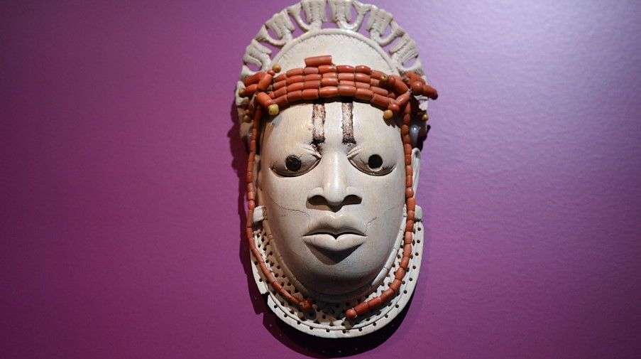 Ein Kunstobjekt aus Benin ist im Lindenmuseum ausgestellt. / Foto: Bernd Weißbrod/dpa