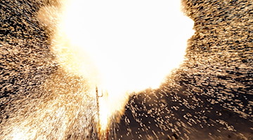 Ein Böller explodiert bei einer Vorführung durch einen Pyrotechniker. / Foto: Frank Hammerschmidt/dpa/Symbolbild