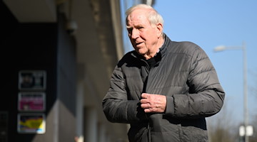 Der ehemalige Spieler und Trainer von Dynamo Dresden, Klaus Sammer, feiert seinen 80. Geburtstag. / Foto: Robert Michael/DPA-Zentralbild/dpa/Archiv