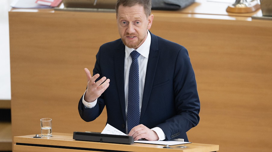 Michael Kretschmer (CDU), Ministerpräsident von Sachsen, spricht im Plenum zu den Abgeordneten. / Foto: Sebastian Kahnert/dpa