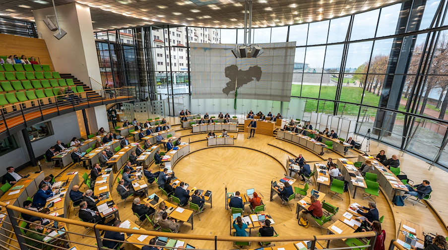 Abgeordnete nehmen an einer Plenarsitzung im sächsischen Landtag teil. / Foto: Kristin Schmidt/dpa-Zentralbild/dpa/Archivbild