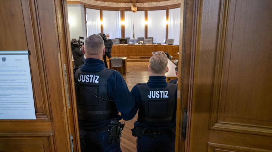 Justizmitarbeiter stehen in der Tür zum Verhandlungssaal im Landgericht Leipzig. / Foto: Hendrik Schmidt/dpa