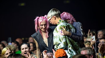 Die Band Blond freut sich bei der Verleihung des Preis für Popkultur. / Foto: Fabian Sommer/dpa/Archivbild