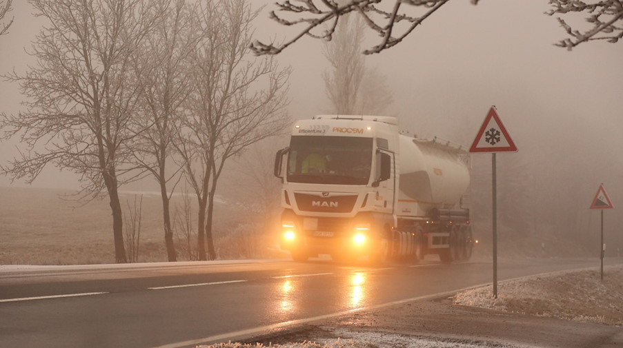 Ein Lkw fährt bei Glatteis und Nebel über eine Straße. / Foto: Matthias Bein/dpa-Zentralbild/dpa/Symbolbild