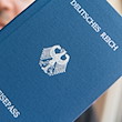Ein Mann hält ein Heft mit dem Aufdruck «Deutsches Reich Reisepass» in der Hand. / Foto: Patrick Seeger/dpa/Illustration