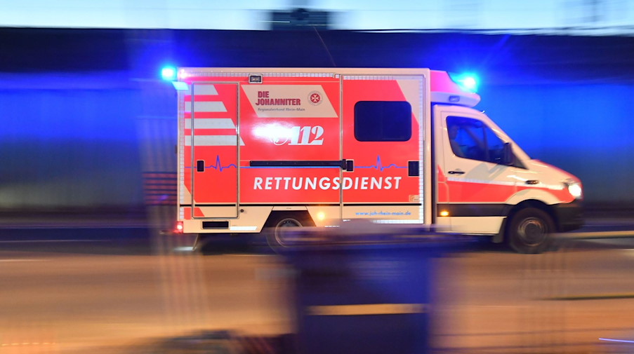 Ein Rettungswagen der Johanniter fährt mit Blaulicht zu einem Einsatzort. / Foto: Boris Roessler/Deutsche Presse-Agentur GmbH/dpa/Symbolbild