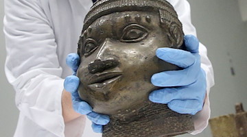 Eine Museumsmitarbeiterin verpackt eine der Benin-Bronzen. / Foto: Wolfgang Kumm/dpa