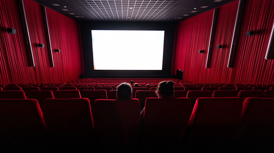Besucher sitzen in einem Kinosaal. / Foto: Robert Michael/dpa-Zentralbild/dpa/Symbolbild