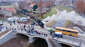 Die Zittauer Schmalspurbahn fährt über die Prinz-Friedrich-August-Brücke. / Foto: Sebastian Kahnert/dpa