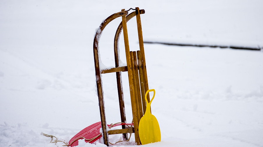 Ein Schlitten steht im Schnee. / Foto: Daniel Karmann/dpa/Symbolbild