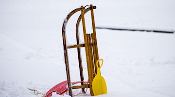 Ein Schlitten steht im Schnee. / Foto: Daniel Karmann/dpa/Symbolbild
