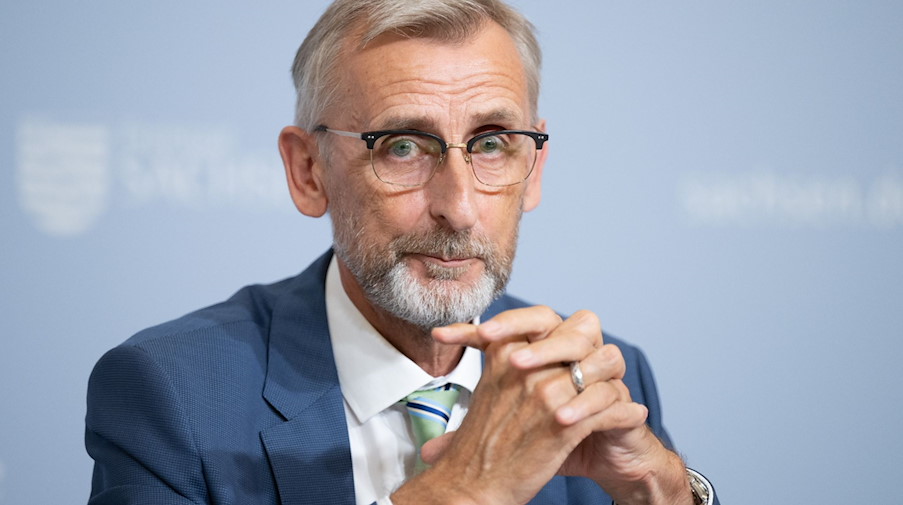 Armin Schuster nimmt in der Sächsischen Staatskanzlei an einer Pressekonferenz teil. / Foto: Sebastian Kahnert/dpa/Archivbild