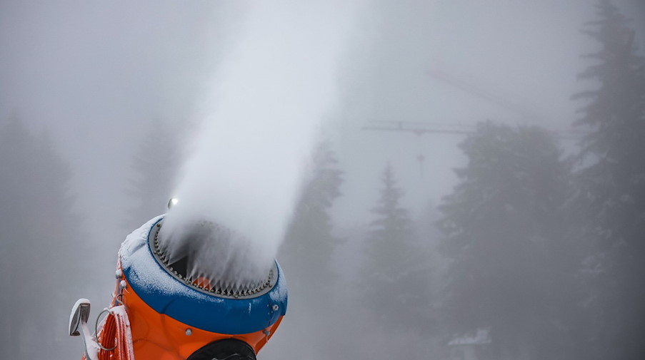 Eine Schneekanone beschneit den Skihang am Fichtelberg in Oberwiesenthal. / Foto: Jan Woitas/dpa