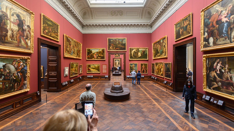 Besucher betrachten in der Gemäldegalerie Alte Meister Bilder. / Foto: Robert Michael/dpa-Zentralbild/dpa/Archivbld