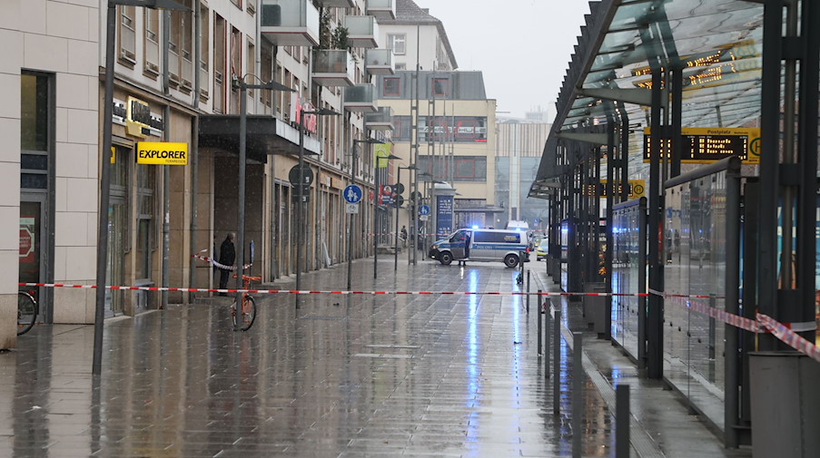 Das Gelände um die Altmarkt-Galerie ist durch die Polizei abgesperrt. / Foto: Bodo Schackow/dpa