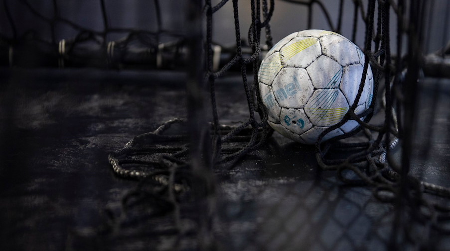 Ein Handball liegt im Tornetz. / Foto: Tom Weller/Deutsche Presse-Agentur GmbH/dpa/Archiv