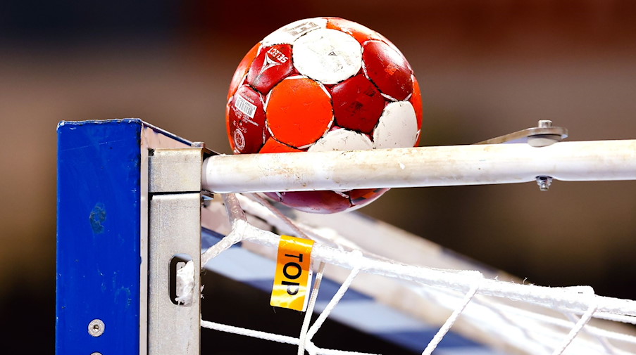 Ein Handball liegt auf einem Tor. / Foto: Frank Molter/dpa/Symbolbild