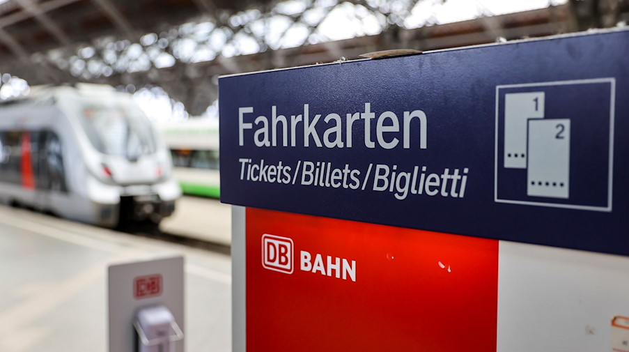 Ein Fahrkartenautomat der Deutschen Bahn steht an einem Bahnhof. / Foto: Jan Woitas/dpa/Symbolbild